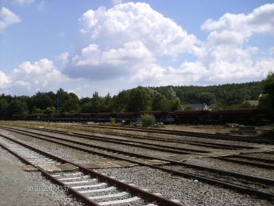De stationssite, nog rijkelijk van sporen voorzien.