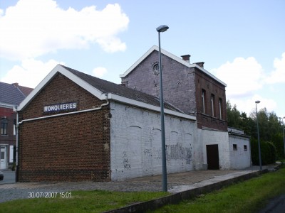Ronquières, dat tot 1984 bediend werd door lokale treinen op L106 Ecaussinnes - Tubize, waarvan enkel nog het stuk Clabecq - Tubize rest.
