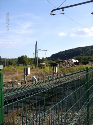 De 6257 geniet van zijn rust op een gedeselektrificeerd spoor. Het spoor op de voorgrond is dat van L150, dat een paar tientallen meter verder doodloopt.