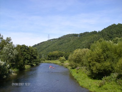 En daar is hij dan, de Ourthe! Met bijhorende kajaks! :-p