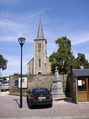 Het kerkje van Bérisménil, gelegen op de top, waar ik een kwartier op mijn reisgezel heb moeten wachten. :-p