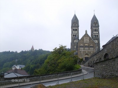 De kerk van Clervaux, dat boven het stadje uitsteekt.