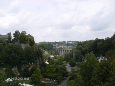 Luxemburg-Stad wordt doorsneden door de spectaculaire &quot;Vallée de Péruse&quot;. Op de achtergrond zie je het viaduct van de spoorlijnen naar Troisvierges en Wasserbilig.