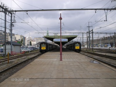 De enkelspannige 514 en 518 van de NMBS staan onder de 3 kV sporen te wachten om naar de Belgische hoofdstad terug te keren.