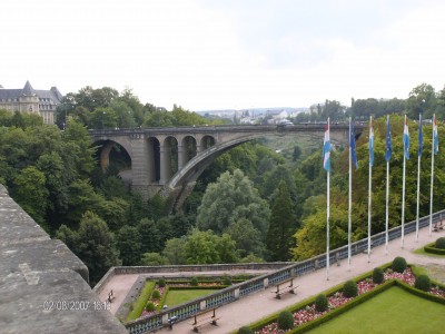 De prachtige Pont Adolphe (nee, nie den die die graag oorlogje speelde :-p), gekend omwille van zijn vele zelfmoorden. Ik moet er geen tekening bij maken waarom, zeker! ;-)