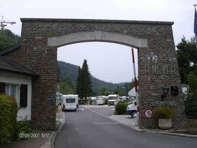 De ingang van Camping Officiel te Clervaux, waar het weer kroeilde van de gele nummerplaten met zwarte belettering (en het waren geen Engelsen of Fransen). :-p