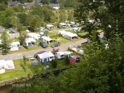 Nog een laatste zicht op de toch wel mooie camping te Clervaux. Links van de rode tent stond de onze.