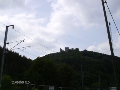 De andere zijde van het kasteel, nu gefotografeerd vanuit het station van Michelau.