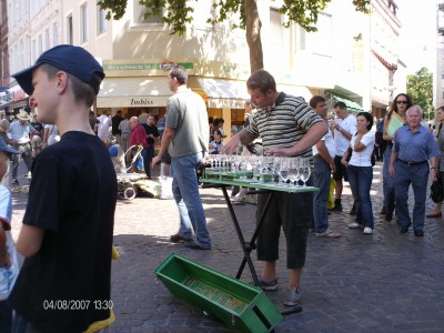 Op de markt in Trier stond er een speciaal orgel, waar er muziek gemaakt werd door het wrijven met de vinger over de rand van de glazen.