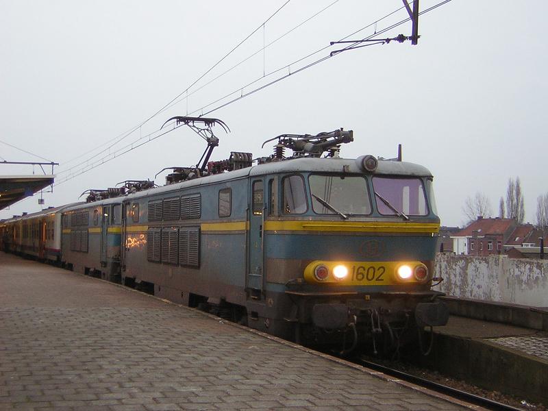 HLE's 1602 en 1601 voor de P trein Schaarbeek-Oostende.JPG