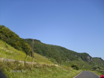 Links de idyllische Moselweinbahn, dat met zijn telegraafpalen nog de tijd van weleer uitademt. Rechts van de baan stroomt de Moezel.