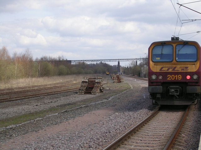 2019 in Audun Le Tiche, het spoorwegviaduct en de kraan met 3 arbeiders