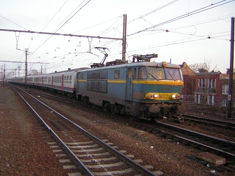 HLE 1602 met de 2de P trein van Schaarbeek-Oostende.JPG
