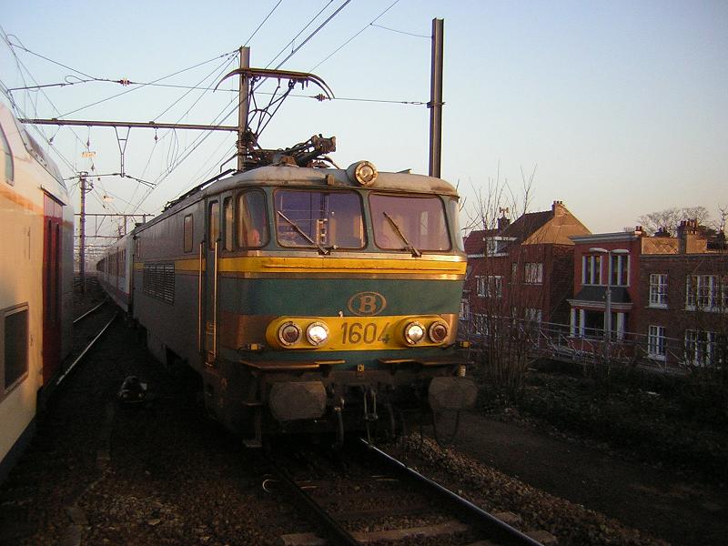 HLE 1604 met de P trein Schaarbeek-Oostende.JPG