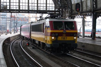 de beneluxtrein naar Brussel te Amsterdam