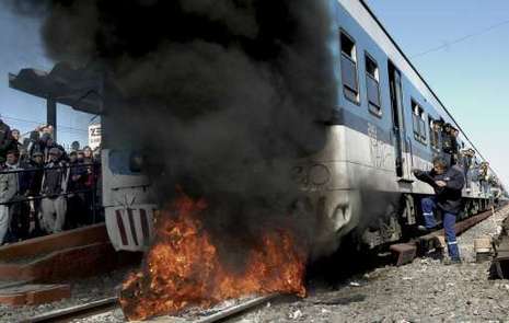 Boze pendelaars steken trein in brand in Argentinië