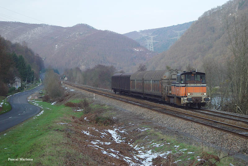 Er rijd iedere dag(ma-vr) een cargo op deze lijn. Deze cargo rijdt tussen Revin en Charleville. <br />Deze foto is ook gemaakt te Laifour. Deze foto is gemaakt op 1-12-2006.