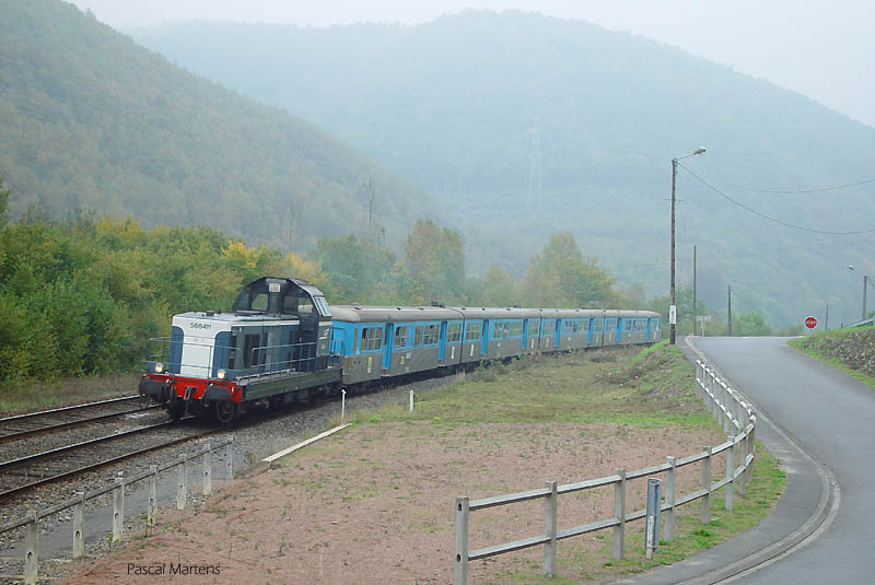 Om te laten zien dat er niet alleen stelletjes naar Givet rijden. Hierbij een trek-duw stam, gefotografeerd te Laifour, alleen een paar <br />kilometer terug. De foto is ook gemaakt op 8-10-2006.