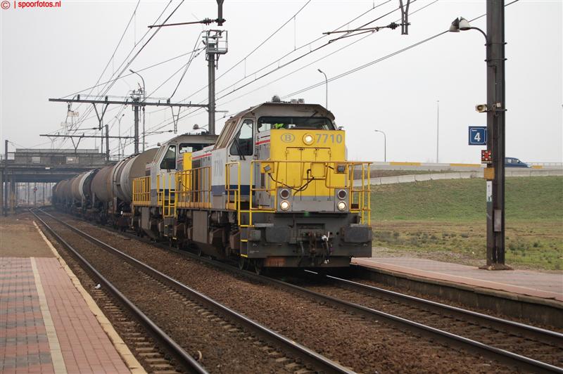 NMBS.7710+7817.met.keteltrein.te.Antwerpen-Noorderdokken (Medium).jpg