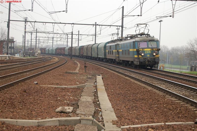 NMBS.2376+2306.met.staaltrein.te.Antwerpen-Oost (Medium).jpg