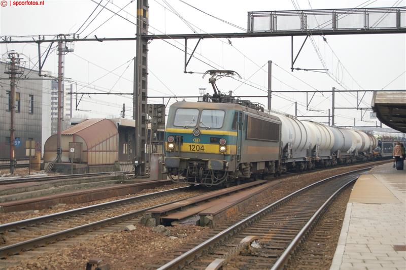 NMBS.1204.met.gemengde.trein.te.Antwerpen-Berchem (Medium).jpg
