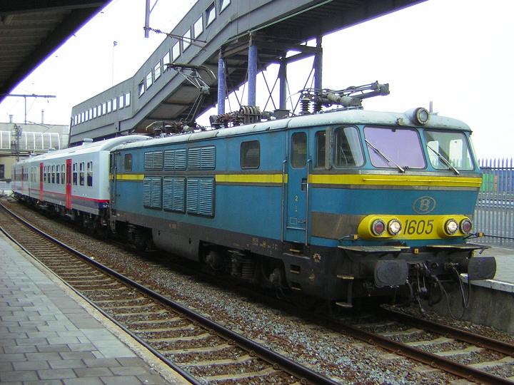 HLE 1605 te FSD met 2 vernieuwde M4 rijtuigen op 20-03-06.JPG