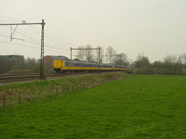 Twee Koplopers komen net uit Rijssen en passeren de brug over de Regge bij Notter. 21 april 2006.