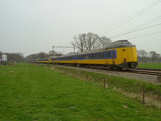 Drie treinstellen van het type ICM &amp;quot;Koploper&amp;quot; passeren het gehucht Notter vlak voor Rijssen. 21 april 2006.