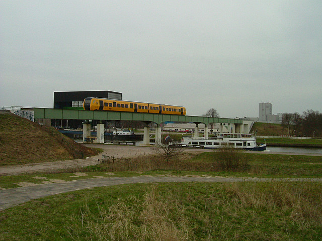 Een NS-treinstel van het type DM'90 &amp;quot;Buffel&amp;quot; passeert de brug over het Zwolle-IJsselkanaal. 15 april 2006.