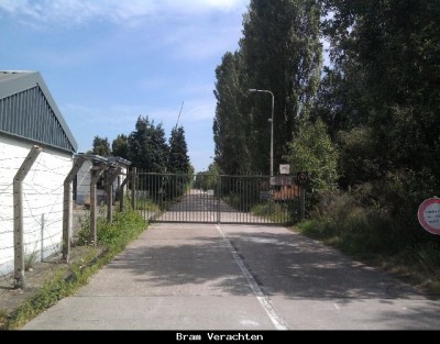 Kazerne waarin de sporen doodlopen. Deze kazerne is buiten gebruik sinds 3 jaar! Het spoorverkeer al veel langer!!