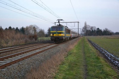 HLE 2104 met P 8067 doorrit te sint-katherina-lombeek 13/02/2013