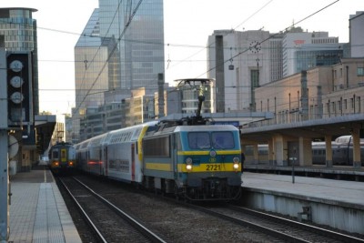 HLE 2721 met een P trein naar Hoei te Brussel-noord 06/02/2013