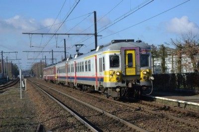 AM 697+185 met een L trein naar mechelen te londerzeel 06/02/2013