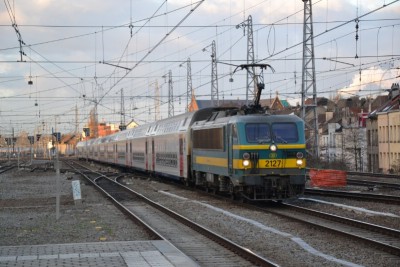 HLE 2127 met een P trein naar oudenaarde <br />te brussel-noord 06/02/2013