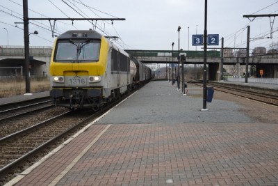 Terwijl ik op de trein naar antwerpen centraal aan het wachten was zag ik HLE 1316 nog met een gemengde goederentrein passeren te antwerpen-noorderdokken