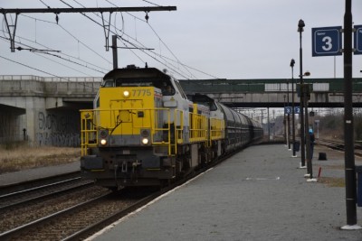 hier zien we HLR 7775 passeren te station noorderdokken . Weet iemand wat die lading zou kunnen zijn ? wat voor een trein dit is ?