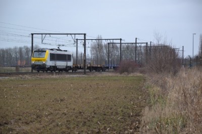 HLE 1309 met platte wagons richting antwerpen-berchem