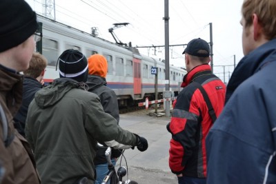 Hier stonden we voor de overweg te wachten te Opwijk