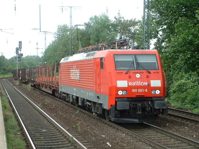 Lok 189 093-8 met een goederentrein door Keulen Zuid richting het zuiden, 22-6-06