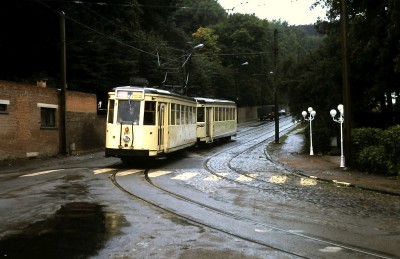 Hier werd zelfs nog met een bijwagen gereden! Het betreft een speciale rondrit met liefhebbers in 1984 over het hele toen nog in berijdbare toestand verkerende net, inclusief Anderlues-Thuin.