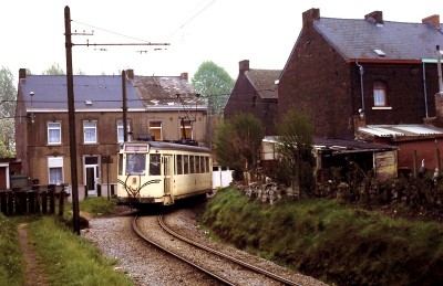 Deze hoort bij &quot;zelfde bocht, ander standpunt, maar was weggevallen! Excuus- we zien lijn 80 uit de Rue Docteur Coffé het veld tracé opdraaien naar het tunneltje.