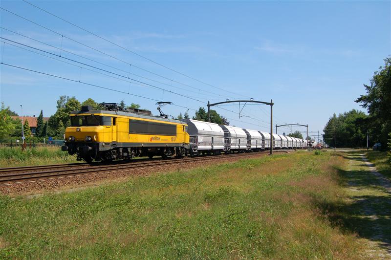 RN 1613 met omgeleide kalktrein te Gilze- Rijen (Medium).jpg