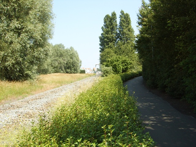 Op de plaats waar het fietspad naar rechts afbuigt, lag vroeger een spoor naar de gistfabriek en de Kolenkaai, die aan de andere oever van het kanaal Gent-Brugge lagen. Deze plaatsen werden bereikt d.m.v. de Krakelebrug.