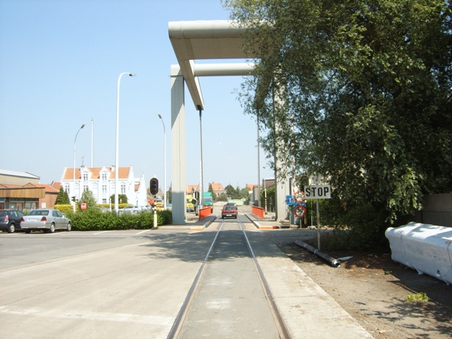 D.m.v. deze mooie brug werd de sluis overgestoken die het Boudewijnkanaal (Brugge - Zeebrugge) met het kanaal Gent-Brugge verbindt.