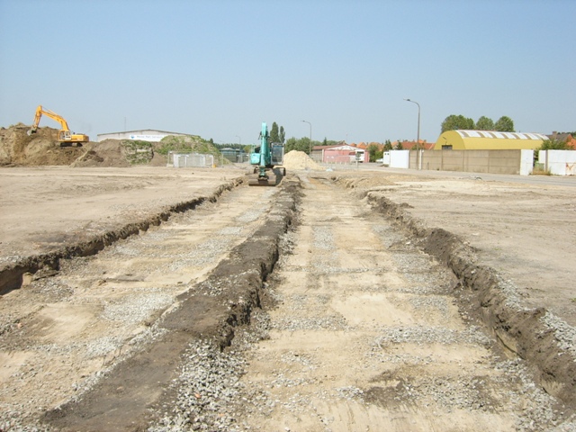 Op deze plaats lagen twee gloednieuwe sporen, voorzien van betonnen dwarsliggers en langelaste rails. Aangezien er aan de aansluiting geen mogelijkheid was om kop te maken, moest dit hier gebeuren.
