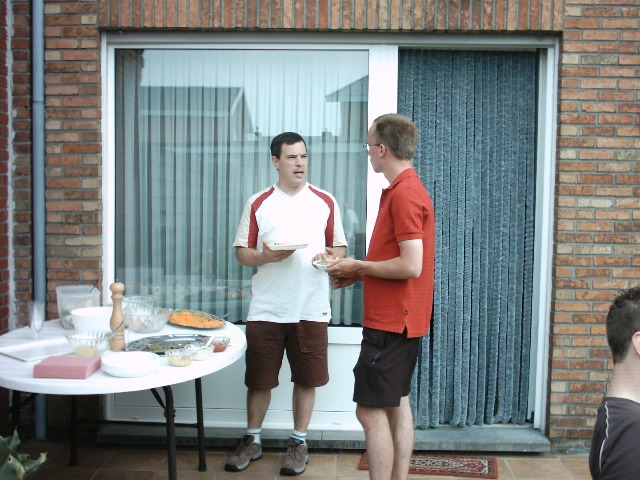 Mechanik (links) en Rafmaninov (rechts) in een druk gesprek.