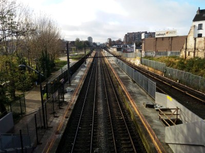 Links van de spoorweg het nieuw aangelegde park op het terrein waar vroeger de sporen naar het eigenlijke Thurn en Taxis complex liepen; rechts de sporen van de metro.