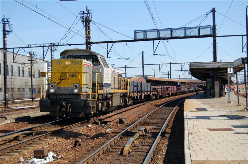 NMBS 7843 met staaltrein ri Antwerpen Havens (Medium).jpg