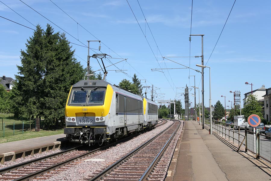 NMBS 1352 en 1305 te Noertzange (L) op 15 juli 2006