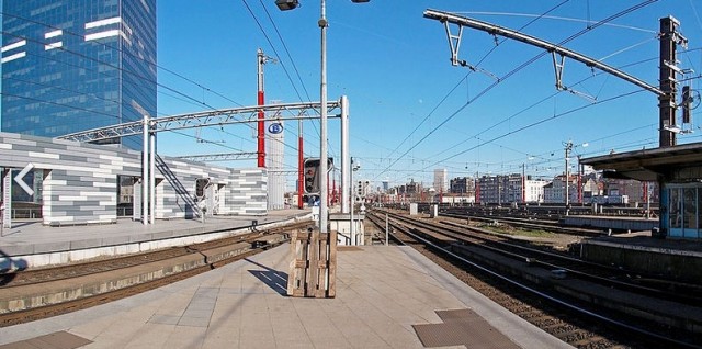 Foto vanaf perron tussen spoor 5 en 6; het gaat om de brede holle wand op pootjes links.